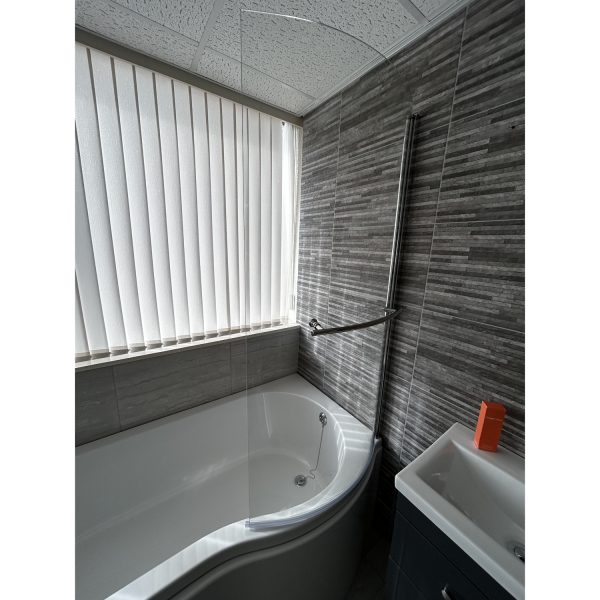 Brison P Shaped Shower Bath With Panels and Glass Screen *TO CLEAR* - Image 4