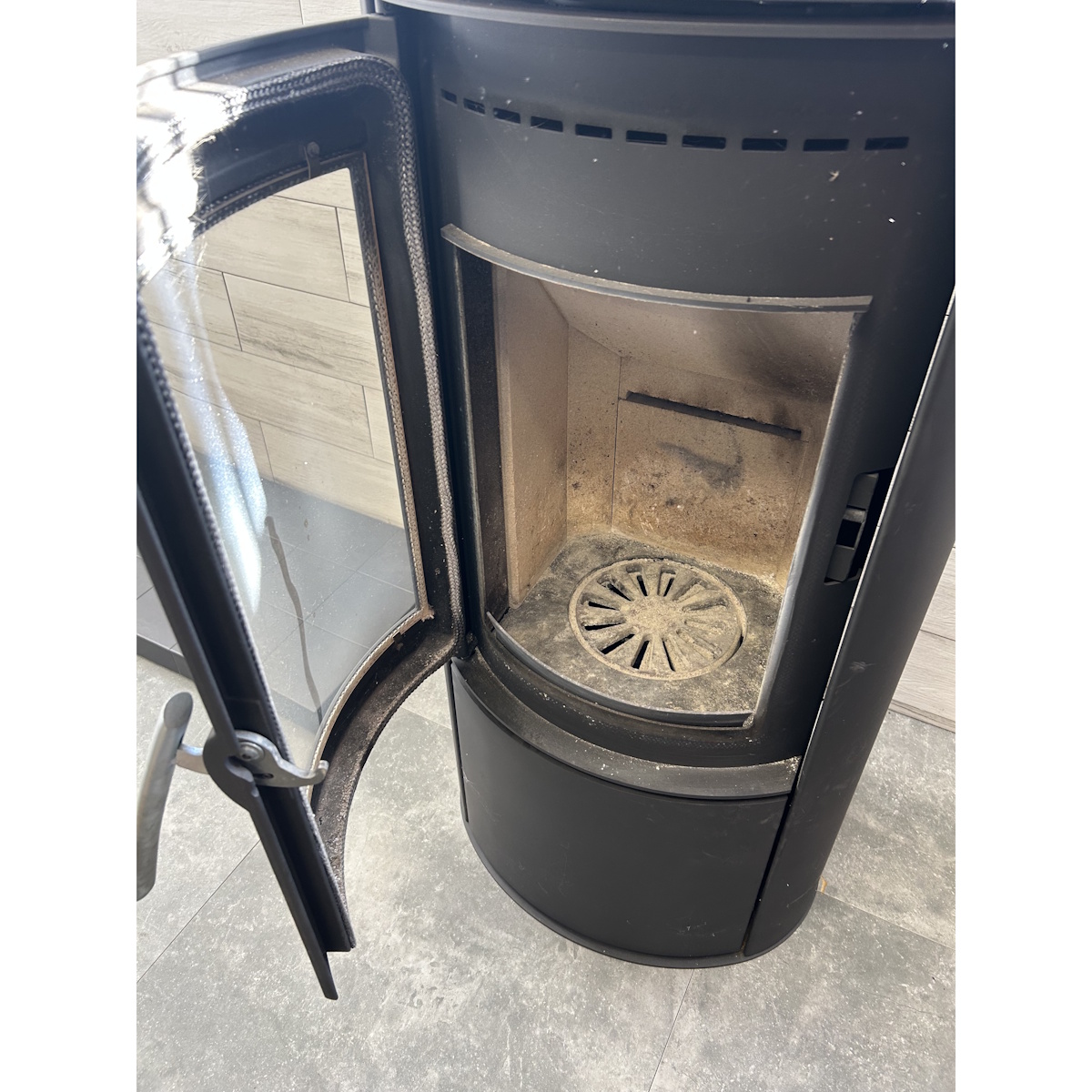 Varde Ovne Shape 2 Woodburner 5kw Cylindrical Modern Stove *EX LIVE DISPLAY TO CLEAR* - Image 3