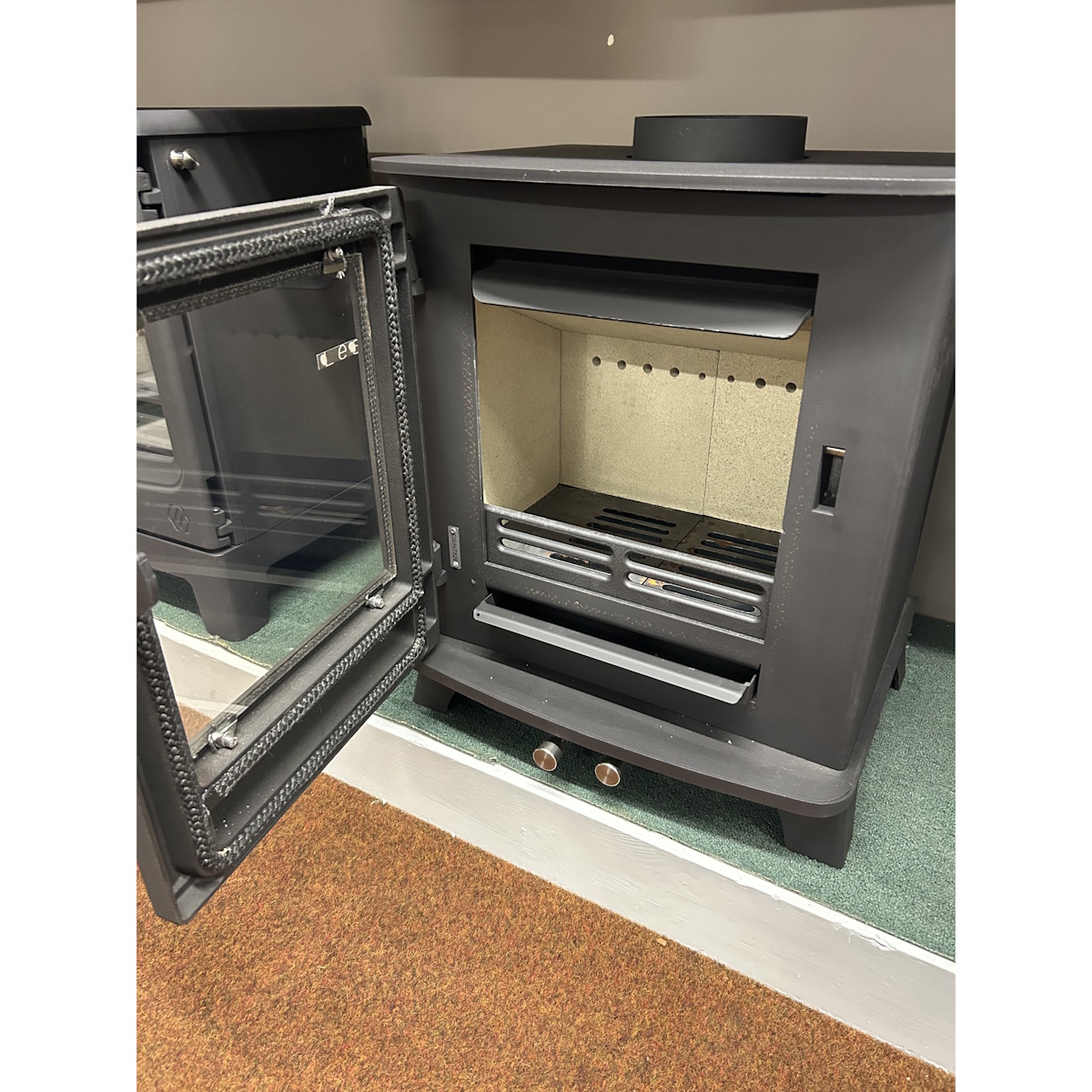 Leaf Willow Classic Multifuel / Woodburning 5kw Traditional Stove *EX DISPLAY* - Image 3